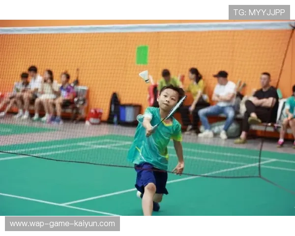 网球裁判跑太慢绊倒 网球裁判跑太慢绊倒