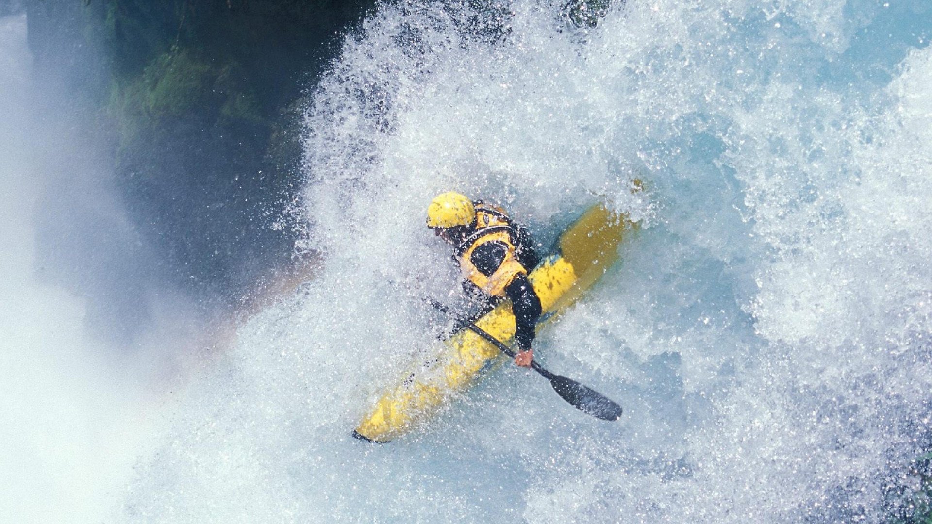 摔跤赛事观众人数增长，摔跤比赛现场